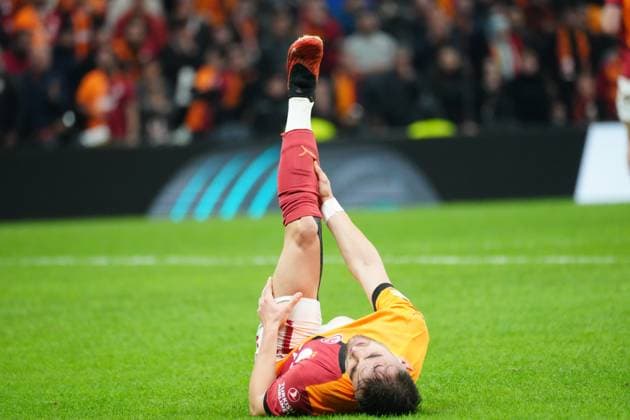 Sport Bilder des Tages Yunus Akgun of Galatasaray got injured during the UEFA Europa League 2024 25 League Phase MD4 match between Galatasaray A.S. and Tottenham Hotspur at on November 7, 2024 in Istanbul, Turkey. (Photo by Seskimphoto ) Galatasaray vTottenham Hotspur -- UEFA Europa League 2024 25 Season 