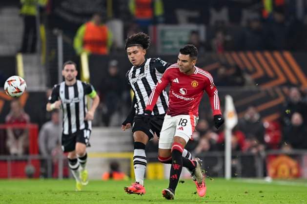 Old Trafford MANCHESTER, ENGLAND - NOVEMBER 07: Carlos Casemiro of Manchester United, ManU (R) is chased by Shola Shoretire of PAOK FC (L) during the UEFA Europa League 2024 25 League Phase MD4 match between Manchester United and PAOK FC at Old Trafford on November 07, 2024 in Manchester, England. (Richard Callis SPP) Copyright: xRichardxCallisx xSPPx spp-en-RiCa-RC4_RIC_ManchesterUtd._Paok_07Nov2024_EN141