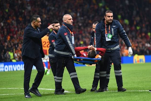 Sport Bilder des Tages Mauro Icardi of Galatasaray got injured during the UEFA Europa League 2024 25 League Phase MD4 match between Galatasaray A.S. and Tottenham Hotspur at on November 7, 2024 in Istanbul, Turkey. (Photo by Seskimphoto ) Galatasaray vTottenham Hotspur -- UEFA Europa League 2024 25 Season 
