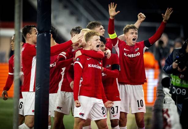 ALKMAAR - Kees Smit of AZ Alkmaar celebrates the 2-1 during the UEFA Europa League match between AZ Alkmaar and Fenerbahce SK at the AFAS stadium on Nov. 7, 2024 in Alkmaar, Netherlands. ANP KOEN VAN WEEL UEFA Europa League 2024 25 League Phase MD4 2024 25 xVIxANPxSportx xxANPxIVx 512940177 originalFilename: 512940177.jpg