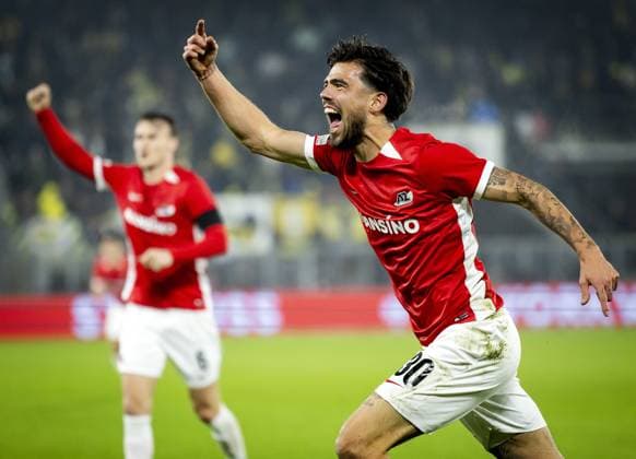 ALKMAAR - Denso Kasius of AZ Alkmaar celebrates 3-1 during the UEFA Europa League match between AZ Alkmaar and Fenerbahce SK at AFAS stadium on Nov. 7, 2024 in Alkmaar, Netherlands. ANP KOEN VAN WEEL UEFA Europa League 2024 25 League Phase MD4 2024 25 xVIxANPxSportx xxANPxIVx 512940207 originalFilename: 512940207.jpg