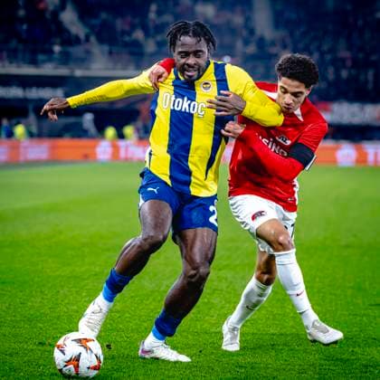 Fenerbahce forwarder Bright Osayi-Samuel, AZ Alkmaar defender Ro-Zangalo Daal, during the match AZ - Fenerbahce at the AFAS stadium for the UEFA Europa League - League phase - Matchday 4 season 2024-2025 in ALKMAAR, Netherlands on 7 november 2024, (photo by Marcel van Dorst EYE4images DeFodi Images) not used in POL SRB CRO FRA GBR NED ITA USA Defodi-746_198962