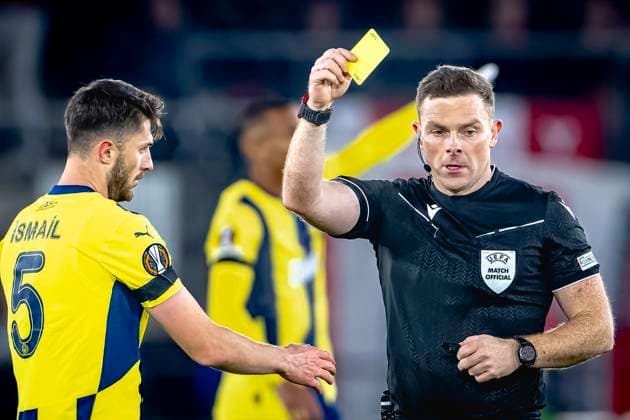 Fenerbahce midfielder Ismail Yusek gets a yellof card from Referee John Beaton, during the match AZ - Fenerbahce at the AFAS stadium for the UEFA Europa League - League phase - Matchday 4 season 2024-2025 in ALKMAAR, Netherlands on 7 november 2024, (photo by Marcel van Dorst EYE4images DeFodi Images) not used in POL SRB CRO FRA GBR NED ITA USA Defodi-746_198964