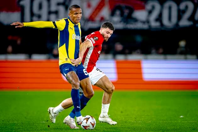 AZ Alkmaar defender Mees de Wit, Fenerbahce defender Rodrigo Becao, during the match AZ - Fenerbahce at the AFAS stadium for the UEFA Europa League - League phase - Matchday 4 season 2024-2025 in ALKMAAR, Netherlands on 7 november 2024, (photo by Marcel van Dorst EYE4images DeFodi Images) not used in POL SRB CRO FRA GBR NED ITA USA Defodi-746_198982