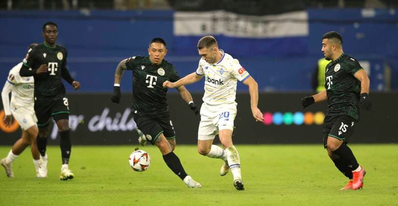 Foto: Oleksandr Karavayev (Kiev. , weiss) gegen Mohammed Abu Fani (Budapest) und Cristian Ramirez (99) Fußball Europa League, Dynamo Kiew - TC Ferencvaros Budapest, Vorrunde, 4. Spieltag, Do. 07.11.2024 Volksparkstadion, Hamburg