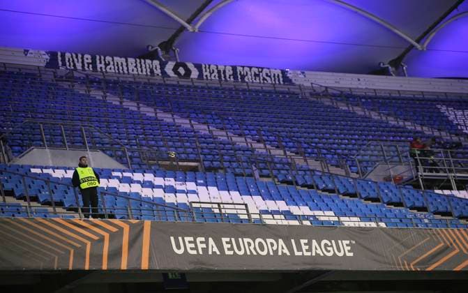 Sport Bilder des Tages Foto: ein Ordner mit Liebe zu Hamburg , aber er ist allein auf weiter Flur Fußball Europa League, Dynamo Kiew - TC Ferencvaros Budapest 0 - 4, Vorrunde, 4. Spieltag, Do. 07.11.2024 Volksparkstadion, Hamburg