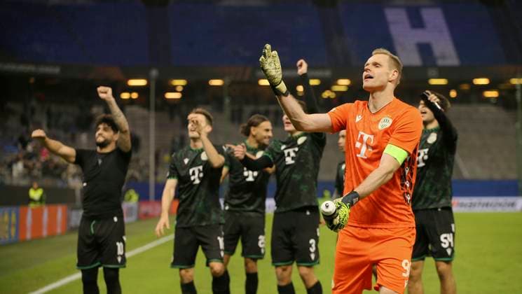 Foto: Jubel nach dem Schlußpfiff bei den Spielern aus Budapest , hier tanzt Torhüter Denis Dibusz vor der Fantribüne Fußball Europa League, Dynamo Kiew - TC Ferencvaros Budapest 0 - 4, Vorrunde, 4. Spieltag, Do. 07.11.2024 Volksparkstadion, Hamburg