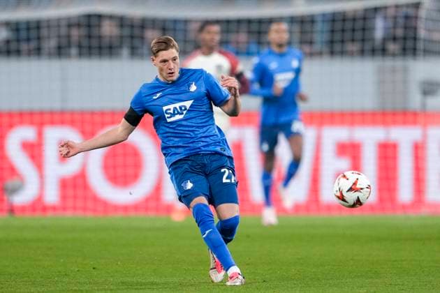 Alexander Prass (Hoffenheim, 22), am Ball, Freisteller, Ganzkörper, Einzelbild, Einzelfoto, Aktion, Action, 07.11.2024, Sinsheim (Deutschland), Fussball, UEFA Europa League, Gruppenphase, TSG 1899 Hoffenheim - Olympique Lyon, 07.11.2024, Sinsheim (Deutschland), Fussball, UEFA Europa League, Gruppenphase, TSG 1899 Hoffenheim - Olympique Lyon, DFB DFL REGULATIONS PROHIBIT ANY USE OF PHOTOGRAPHS AS IMAGE SEQUENCES AND OR QUASI-VIDEO.