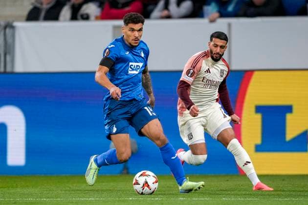 v.li.: Valentin Gendrey (Hoffenheim, 15), Said Benrahma (OL, 17),Zweikampf, Spielszene, Duell, duel, tackle, tackling, Dynamik, Action, Aktion, 07.11.2024, Sinsheim (Deutschland), Fussball, UEFA Europa League, Gruppenphase, TSG 1899 Hoffenheim - Olympique Lyon, 07.11.2024, Sinsheim (Deutschland), Fussball, UEFA Europa League, Gruppenphase, TSG 1899 Hoffenheim - Olympique Lyon, DFB DFL REGULATIONS PROHIBIT ANY USE OF PHOTOGRAPHS AS IMAGE SEQUENCES AND OR QUASI-VIDEO.