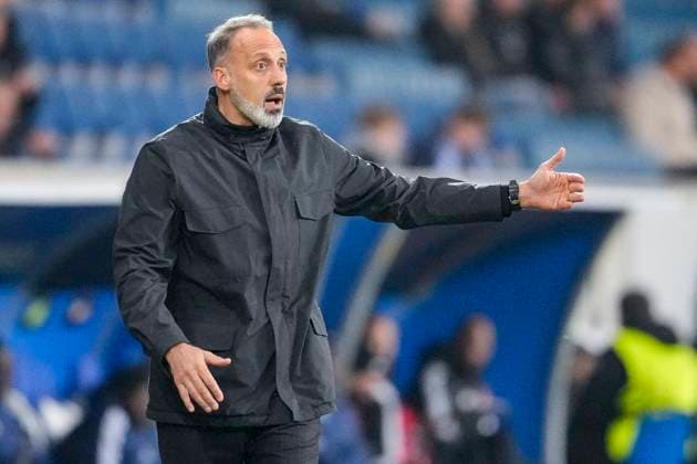 Pellegrino Matarazzo (Rino, Trainer, Cheftrainer, Hoffenheim), gibt Anweisungen, gestikuliert, mit den Armen gestikulieren, Einzelbild, Einzelfoto, Aktion, Action, 07.11.2024, Sinsheim (Deutschland), Fussball, UEFA Europa League, Gruppenphase, TSG 1899 Hoffenheim - Olympique Lyon, 07.11.2024, Sinsheim (Deutschland), Fussball, UEFA Europa League, Gruppenphase, TSG 1899 Hoffenheim - Olympique Lyon, DFB DFL REGULATIONS PROHIBIT ANY USE OF PHOTOGRAPHS AS IMAGE SEQUENCES AND OR QUASI-VIDEO.