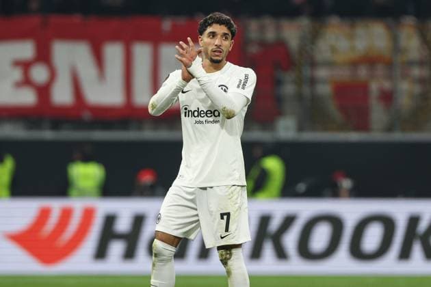 UEFA Europa League - Eintracht Frankfurt - SK Slavia Prag am 07.11.2024 im Deutsche Bank Park in Frankfurt Omar Marmoush (Frankfurt 7) wird ausgewechselt und bedankt sich bei bei den Fans