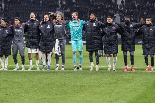 UEFA Europa League - Eintracht Frankfurt - SK Slavia Prag am 07.11.2024 im Deutsche Bank Park in Frankfurt Jubel und Freude über den Sieg bei der Mannschaft von Eintracht Frankfurt, hier mit Omar Marmoush (Frankfurt 7) , Robin Koch (Frankfurt 4) , Arthur Theate (Frankfurt 3) , Timothy Chandler (Frankfurt 22) , Torwart Kevin Trapp (Frankfurt 1) , Ansgar Knauff (Frankfurt 36) , Fares Chaibi (Frankfurt 8) , Niels Nkounkou (Frankfurt 29) , Nnamdi Collins (Frankfurt 34)15)