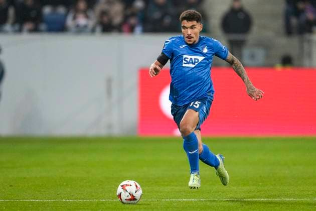 Valentin Gendrey (Hoffenheim, 15), am Ball, Freisteller, Ganzkörper, Einzelbild, Einzelfoto, Aktion, Action, 07.11.2024, Sinsheim (Deutschland), Fussball, UEFA Europa League, Gruppenphase, TSG 1899 Hoffenheim - Olympique Lyon, 07.11.2024, Sinsheim (Deutschland), Fussball, UEFA Europa League, Gruppenphase, TSG 1899 Hoffenheim - Olympique Lyon, DFB DFL REGULATIONS PROHIBIT ANY USE OF PHOTOGRAPHS AS IMAGE SEQUENCES AND OR QUASI-VIDEO.