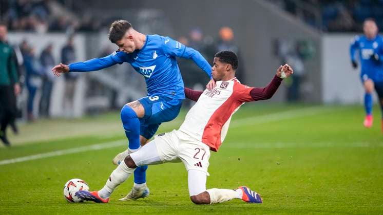v.li.: Adam Hlozek (Hoffenheim, 23), Warmed Omari (OL, 27), Zweikampf, Spielszene, Duell, duel, tackle, tackling, Dynamik, Action, Aktion, 07.11.2024, Sinsheim (Deutschland), Fussball, UEFA Europa League, Gruppenphase, TSG 1899 Hoffenheim - Olympique Lyon, 07.11.2024, Sinsheim (Deutschland), Fussball, UEFA Europa League, Gruppenphase, TSG 1899 Hoffenheim - Olympique Lyon, DFB DFL REGULATIONS PROHIBIT ANY USE OF PHOTOGRAPHS AS IMAGE SEQUENCES AND OR QUASI-VIDEO.