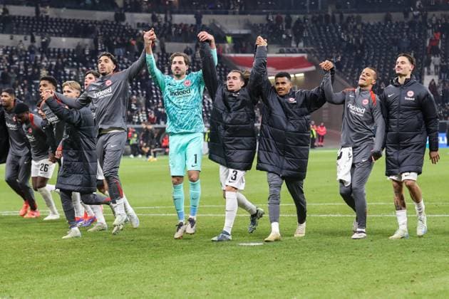 UEFA Europa League - Eintracht Frankfurt - SK Slavia Prag am 07.11.2024 im Deutsche Bank Park in Frankfurt Jubel und Freude über den Sieg mit einer La Ola Welle, u.a. mit Omar Marmoush (Frankfurt 7) , Torwart Kevin Trapp (Frankfurt 1) , Arthur Theate (Frankfurt 3) ,