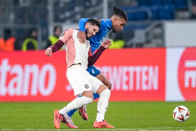 v.li.: Rayan Cherki (OL, 18), Kevin Akpoguma (Hoffenheim, 25), Zweikampf, Spielszene, Duell, duel, tackle, tackling, Dynamik, Action, Aktion, 07.11.2024, Sinsheim (Deutschland), Fussball, UEFA Europa League, Gruppenphase, TSG 1899 Hoffenheim - Olympique Lyon, 07.11.2024, Sinsheim (Deutschland), Fussball, UEFA Europa League, Gruppenphase, TSG 1899 Hoffenheim - Olympique Lyon, DFB DFL REGULATIONS PROHIBIT ANY USE OF PHOTOGRAPHS AS IMAGE SEQUENCES AND OR QUASI-VIDEO.