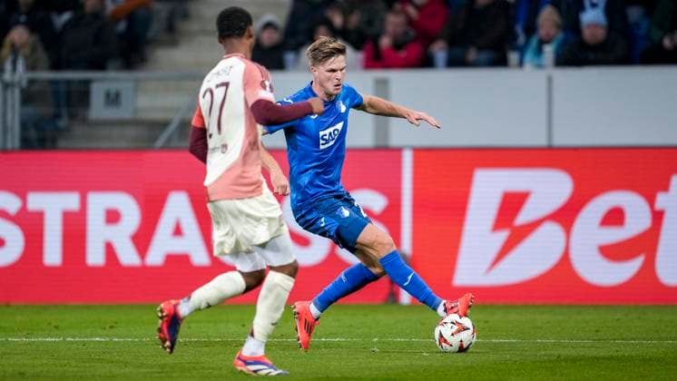 v.li.: Warmed Omari (OL, 27), Marius Bülter (Hoffenheim, 21), Zweikampf, Spielszene, Duell, duel, tackle, tackling, Dynamik, Action, Aktion, 07.11.2024, Sinsheim (Deutschland), Fussball, UEFA Europa League, Gruppenphase, TSG 1899 Hoffenheim - Olympique Lyon, 07.11.2024, Sinsheim (Deutschland), Fussball, UEFA Europa League, Gruppenphase, TSG 1899 Hoffenheim - Olympique Lyon, DFB DFL REGULATIONS PROHIBIT ANY USE OF PHOTOGRAPHS AS IMAGE SEQUENCES AND OR QUASI-VIDEO.