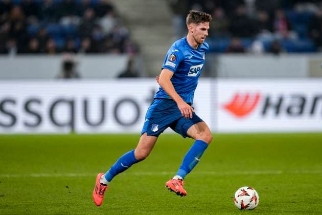 Anton Stach (Hoffenheim, 16), am Ball, Freisteller, Ganzkörper, Einzelbild, Einzelfoto, Aktion, Action, 07.11.2024, Sinsheim (Deutschland), Fussball, UEFA Europa League, Gruppenphase, TSG 1899 Hoffenheim - Olympique Lyon, 07.11.2024, Sinsheim (Deutschland), Fussball, UEFA Europa League, Gruppenphase, TSG 1899 Hoffenheim - Olympique Lyon, DFB DFL REGULATIONS PROHIBIT ANY USE OF PHOTOGRAPHS AS IMAGE SEQUENCES AND OR QUASI-VIDEO.