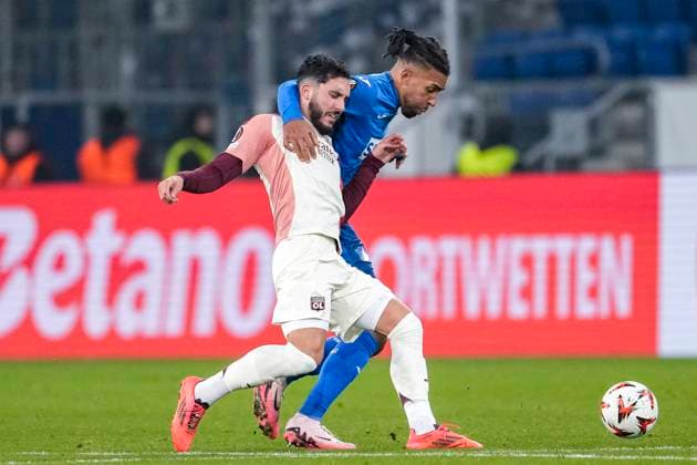 v.li.: Rayan Cherki (OL, 18), Kevin Akpoguma (Hoffenheim, 25), Zweikampf, Spielszene, Duell, duel, tackle, tackling, Dynamik, Action, Aktion, 07.11.2024, Sinsheim (Deutschland), Fussball, UEFA Europa League, Gruppenphase, TSG 1899 Hoffenheim - Olympique Lyon, 07.11.2024, Sinsheim (Deutschland), Fussball, UEFA Europa League, Gruppenphase, TSG 1899 Hoffenheim - Olympique Lyon, DFB DFL REGULATIONS PROHIBIT ANY USE OF PHOTOGRAPHS AS IMAGE SEQUENCES AND OR QUASI-VIDEO.