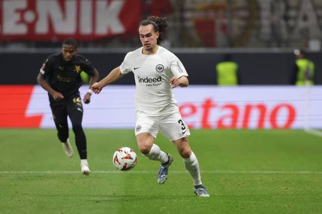 Frankfurt, 7.November 2024 UEFA Europa Legue 2024 25 Eintracht Frankfurt - Slavia Praha v.l., Arthur Theate (Eintracht Frankfurt) in Aktion (DFL DFB REGULATIONS PROHIBIT ANY USE OF PHOTOGRAPHS as IMAGE SEQUENCES and or QUASI-VIDEO) Copyright: JoaquimxFerreira