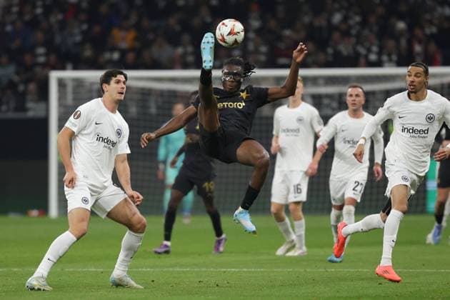 Sport Bilder des Tages Frankfurt, 7.November 2024 UEFA Europa Legue 2024 25 Eintracht Frankfurt - Slavia Praha v.l., Igor Matanovic (Eintracht Frankfurt) , Fallrückzieher Igoh Ogbu (SK Slavia Praha) (DFL DFB REGULATIONS PROHIBIT ANY USE OF PHOTOGRAPHS as IMAGE SEQUENCES and or QUASI-VIDEO) Copyright: JoaquimxFerreira