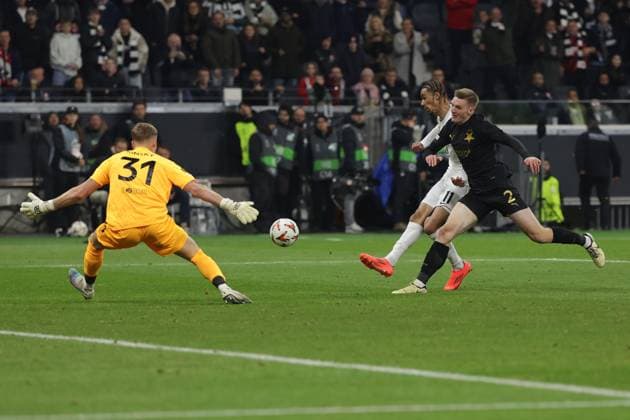 Frankfurt, 7.November 2024 UEFA Europa Legue 2024 25 Eintracht Frankfurt - Slavia Praha v.l., Torwart Antoin Kinsky (SK Slavia Praha), Torchance Hugo Ekitike (Eintracht Frankfurt), Stepan Chaloupek (SK Slavia Praha) (DFL DFB REGULATIONS PROHIBIT ANY USE OF PHOTOGRAPHS as IMAGE SEQUENCES and or QUASI-VIDEO) Copyright: JoaquimxFerreira
