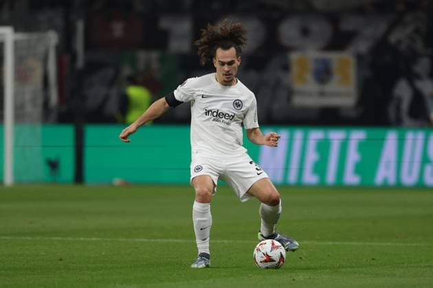 Frankfurt, 7.November 2024 UEFA Europa Legue 2024 25 Eintracht Frankfurt - Slavia Praha v.l., Arthur Theate (Eintracht Frankfurt) am Ball, Freisteller, Einzelbild, Ganzkörper, Aktion, Action, Spielszene (DFL DFB REGULATIONS PROHIBIT ANY USE OF PHOTOGRAPHS as IMAGE SEQUENCES and or QUASI-VIDEO) Copyright: JoaquimxFerreira