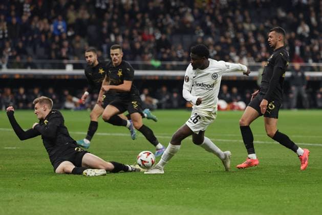 Frankfurt, 7.November 2024 UEFA Europa Legue 2024 25 Eintracht Frankfurt - Slavia Praha v.l., Stepan Chaloupek (SK Slavia Praha), Torschuss Eric Junior Dina Ebimbe (Eintracht Frankfurt) (DFL DFB REGULATIONS PROHIBIT ANY USE OF PHOTOGRAPHS as IMAGE SEQUENCES and or QUASI-VIDEO) Copyright: JoaquimxFerreira