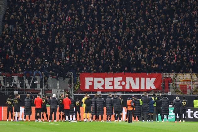 Frankfurt, 7.November 2024 UEFA Europa Legue 2024 25 Eintracht Frankfurt - Slavia Praha v.l., trotz Niederlage feiern die Fans von Slavia Praha mit der Mannschaft, bedankt sich bei den Fans, bedanken, Dank. Mannschaft nach dem Spiel, after the match bedankt sich bei den Fans, applauds the fans (DFL DFB REGULATIONS PROHIBIT ANY USE OF PHOTOGRAPHS as IMAGE SEQUENCES and or QUASI-VIDEO) Copyright: JoaquimxFerreira