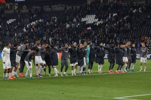 Frankfurt, 7.November 2024 UEFA Europa Legue 2024 25 Eintracht Frankfurt - Slavia Praha v.l., die Mannschaft von Eintracht Frankfurt feiert den Sieg mit den Fans, bedankt sich bei den Fans, bedanken, Dank. Mannschaft nach dem Spiel, after the match bedankt sich bei den Fans, applauds the fans (DFL DFB REGULATIONS PROHIBIT ANY USE OF PHOTOGRAPHS as IMAGE SEQUENCES and or QUASI-VIDEO) Copyright: JoaquimxFerreira