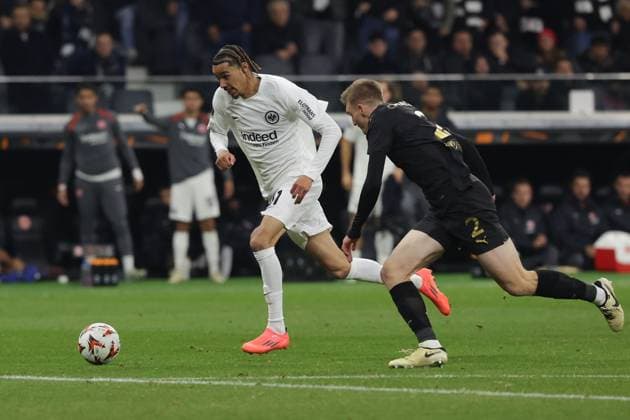 Frankfurt, 7.November 2024 UEFA Europa Legue 2024 25 Eintracht Frankfurt - Slavia Praha v.l., Hugo Ekitike (Eintracht Frankfurt), Stepan Chaloupek (SK Slavia Praha), Lauffduell (DFL DFB REGULATIONS PROHIBIT ANY USE OF PHOTOGRAPHS as IMAGE SEQUENCES and or QUASI-VIDEO) Copyright: JoaquimxFerreira