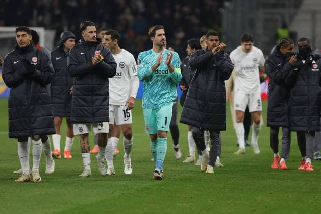 Frankfurt, 7.November 2024 UEFA Europa Legue 2024 25 Eintracht Frankfurt - Slavia Praha v.l., die Mannschaft um goalkeeper, Torwart Kevin Trapp (Eintracht Frankfurt) bedankt sich bei den Fans, bedanken, Dank. Mannschaft nach dem Spiel, after the match bedankt sich bei den Fans, applauds the fans (DFL DFB REGULATIONS PROHIBIT ANY USE OF PHOTOGRAPHS as IMAGE SEQUENCES and or QUASI-VIDEO) Copyright: JoaquimxFerreira