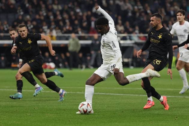 Frankfurt, 7.November 2024 UEFA Europa Legue 2024 25 Eintracht Frankfurt - Slavia Praha v.l., Torschuss Eric Junior Dina Ebimbe (Eintracht Frankfurt) (DFL DFB REGULATIONS PROHIBIT ANY USE OF PHOTOGRAPHS as IMAGE SEQUENCES and or QUASI-VIDEO) Copyright: JoaquimxFerreira