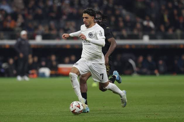 Frankfurt, 7.November 2024 UEFA Europa Legue 2024 25 Eintracht Frankfurt - Slavia Praha v.l., kaum zu halten Omar Marmoush (Eintracht Frankfurt) im Laufduell mit Igoh Ogbu (SK Slavia Praha) (DFL DFB REGULATIONS PROHIBIT ANY USE OF PHOTOGRAPHS as IMAGE SEQUENCES and or QUASI-VIDEO) Copyright: JoaquimxFerreira