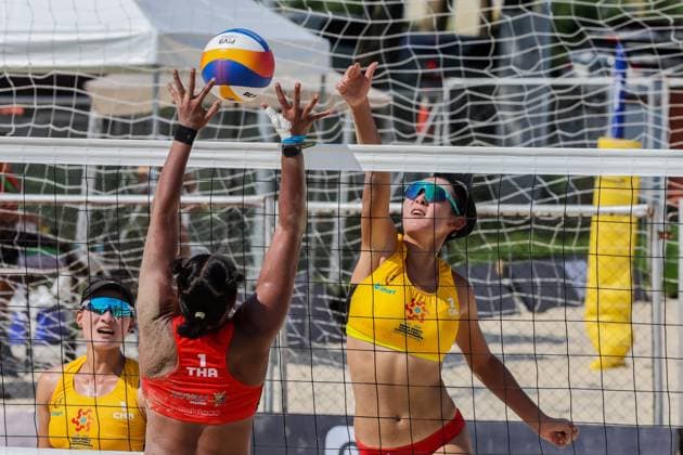 (241108) -- LAGUNA PROVINCE, Nov. 8, 2024 -- Yan Xu Zhou Mingli (R) of China compete during the women s round 16 match between Yan Xu Zhou Mingli of China and Rumpaipruet Numwong Tanarattha Udomchavee of Thailand at the Asian Volleyball Confederation (AVC) 2024 Asian Senior Beach volleyball, Beachvolleyball Championships in Laguna Province, the Philippines on Nov. 8, 2024. ) (SP)PHILIPPINES-LAGUNA PROVINCE-AVC 2024 ASIAN SENIOR BEACH VOLLEYBALL CHAMPIONSHIPS ROUELLExUMALI 