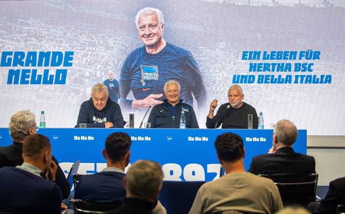 Sport Themen der Woche KW45 Sport Bilder des Tages Fussball, Herren, 2. Bundesliga, Hertha BSC, Buchvorstellung: Grande Nello - ein Leben für Hertha BSC und Bella Italia, im Bild: Manfred Manne Sangel, Nello Di Martino, Michael Jahn, 08.11. 2024, *** Football, Men, 2 Bundesliga, Hertha BSC, Book presentation Grande Nello a life for Hertha BSC and Bella Italia, in the picture Manfred Manne Sangel, Nello Di Martino, Michael Jahn, 08 11 2024, Copyright: xSebastianxRäppold MatthiasxKochx