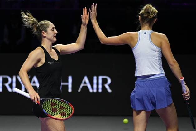 WTA, Tennis Damen Finals 2024 - Day 7 RIYADH, SAUDI ARABIA - NOVEMBER 08: Gabriela Dabrowski (L) of Canada and Erin Routliffe (R) of New Zealand during their semi-final match against Nicole Melichar-Martinez of USA and Ellen Perez of Australia, on Day 7 of the 2024 WTA Finals, part of the Hologic WTA Tour, held at King Saud University Indoor Arena on November 08, 2024, in Riyadh, Saudi Arabia. Riyadh Saudi Arabia  Copyright: xArturxWidakx originalFilename:widak-wtafinal241108_npGCJ.jpg