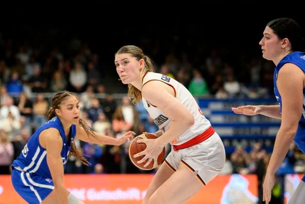 v.l. Elena Tsineke (GRE) Luisa GEISELSOEDER (Geiselsöder) (GER) Aktion, Zweikampf, Basketball EM-Qualifikation der Frauen, Deutschland (GER) - Griechenland (GRE) 79:76, am 07.11.2024 in Hagen Deutschland Â