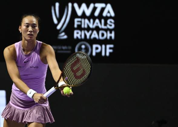 WTA, Tennis Damen Finals 2024 - Day 7 RIYADH, SAUDI ARABIA - NOVEMBER 08: Qinwen Zheng of China during her semi-final match against Barbora Krejcikova of Czech Republic, on Day 7 of the 2024 WTA Finals, part of the Hologic WTA Tour, held at King Saud University Indoor Arena on November 08, 2024, in Riyadh, Saudi Arabia. Riyadh Saudi Arabia  Copyright: xArturxWidakx originalFilename:widak-wtafinal241108_npaNm.jpg
