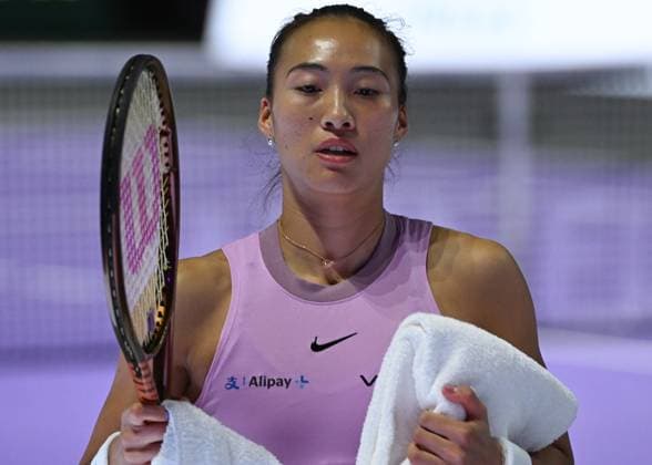 WTA, Tennis Damen Finals 2024 - Day 7 RIYADH, SAUDI ARABIA - NOVEMBER 08: Qinwen Zheng of China during her semi-final match against Barbora Krejcikova of Czech Republic , on Day 7 of the 2024 WTA Finals, part of the Hologic WTA Tour, held at King Saud University Indoor Arena on November 08, 2024, in Riyadh, Saudi Arabia. Riyadh Saudi Arabia  Copyright: xArturxWidakx originalFilename:widak-wtafinal241108_npBes.jpg