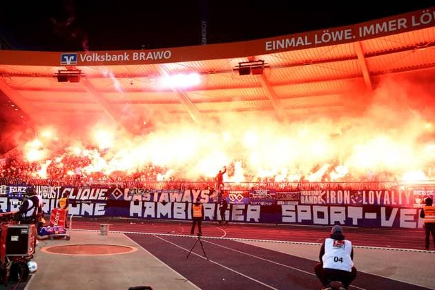 08.11.2024, xgox, Fussball 2.Bundesliga, Eintracht Braunschweig - Hamburger SV emspor, v.l. Fans, Schals, Stimmung, Trikots, Ultras, Zuschauer, Besucher, Hamburger SV zuenden Pyrotechnik, Benglos, Rauch, Nebel, Feuerwerk (DFL DFB REGULATIONS PROHIBIT ANY USE OF PHOTOGRAPHS as IMAGE SEQUENCES and or QUASI-VIDEO) Braunschweig