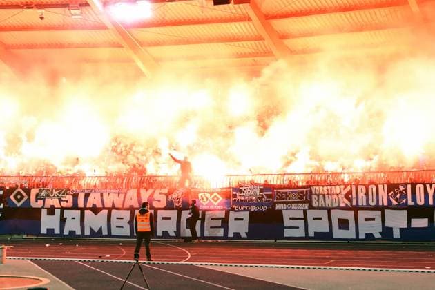 08.11.2024, xgox, Fussball 2.Bundesliga, Eintracht Braunschweig - Hamburger SV emspor, v.l. Fans, Schals, Stimmung, Trikots, Ultras, Zuschauer, Besucher, Hamburger SV zuenden Pyrotechnik, Benglos, Rauch, Nebel, Feuerwerk (DFL DFB REGULATIONS PROHIBIT ANY USE OF PHOTOGRAPHS as IMAGE SEQUENCES and or QUASI-VIDEO) Braunschweig