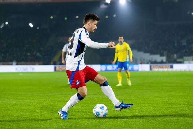 Fußball I Herren I Saison 2024-2025 I 2. Bundesliga I 12. Spieltag I Eintracht Braunschweig - Hamburger SV I 08.11.2024 Noah Katterbach (33, Hamburger SV) am Ball. Braunschweig Eintracht-Stadion Niedersachsen Deutschland