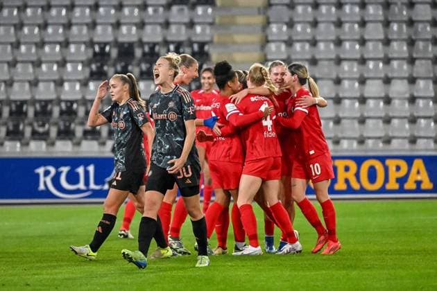 Bilder des Jahres 2024, Sport 11 November Sport Themen der Woche KW45 Jubel nach dem Tor zum 1:0 durch Lisa Karl (SC Freiburg Frauen, 02). Carolin Simon (FC Bayern Muenchen, 30) mit Emotion im Vordergrund. GER, SC Freiburg - FC Bayern Muenchen, Frauen-Fussball, Google Pixel Frauen-Bundesliga, 9. Spieltag, Saison 2024 2025, 08.11.2024 DFB REGULATIONS PROHIBIT ANY USE OF PHOTOGRAPHS AS IMAGE SEQUENCES AND OR QUASI-VIDEO GER, SC Freiburg - FC Bayern Muenchen, Frauen-Fussball, Google Pixel Frauen-Bundesliga, 9. Spieltag, Saison 2024 2025, 08.11.2024 Freiburg *** Celebration after the goal to 1 0 by Lisa Karl SC Freiburg Women, 02 Carolin Simon FC Bayern Muenchen, 30 with emotion in the foreground GER, SC Freiburg FC Bayern Muenchen, Women Football, Google Pixel Women Bundesliga, Matchday 9, Season 2024 2025, 08 11 2024 DFB REGULATES PROHIBIT ANY USE OF PHOTOGRAPHS AS IMAGE SEQUENCES AND OR QUASI VIDEO GER, SC Freiburg FC Bayern Muenchen, Womens football, Google Pixel Womens Bundesliga, Matchday 9, Season 2024 2025, 08 11 2024 Freiburg Copyright: xEibner-Pressefoto ThomasxHessx EP_THS