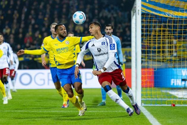 Fußball I Herren I Saison 2024-2025 I 2. Bundesliga I 12. Spieltag I Eintracht Braunschweig - Hamburger SV I 08.11.2024 Davie Selke (27, Hamburger SV) gegen Leon Bell Bell (19, Eintracht Braunschweig) im Zweikampf. Braunschweig Eintracht-Stadion Niedersachsen Deutschland