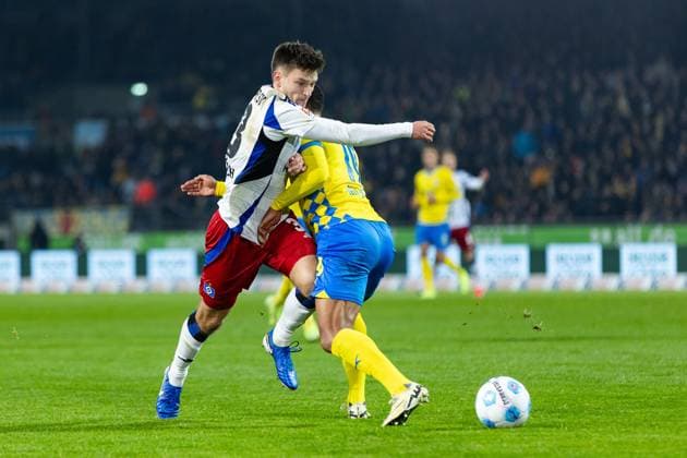 Fußball I Herren I Saison 2024-2025 I 2. Bundesliga I 12. Spieltag I Eintracht Braunschweig - Hamburger SV I 08.11.2024 Noah Katterbach (33, Hamburger SV) gegen Leon Bell Bell (19, Eintracht Braunschweig) im Zweikampf. Braunschweig Eintracht-Stadion Niedersachsen Deutschland