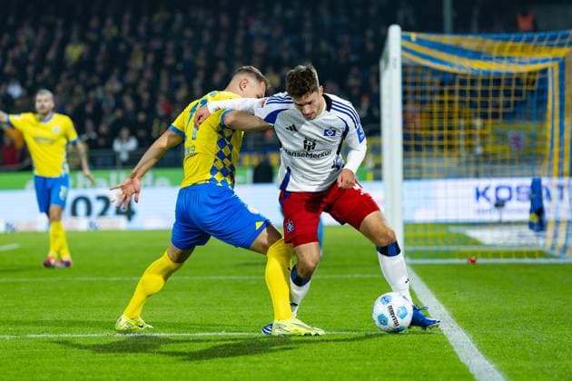 Fußball I Herren I Saison 2024-2025 I 2. Bundesliga I 12. Spieltag I Eintracht Braunschweig - Hamburger SV I 08.11.2024 Noah Katterbach (33, Hamburger SV) gegen Sven Köhler (27, Eintracht Braunschweig) im Zweikampf. Braunschweig Eintracht-Stadion Niedersachsen Deutschland