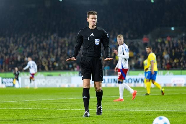 Fußball I Herren I Saison 2024-2025 I 2. Bundesliga I 12. Spieltag I Eintracht Braunschweig - Hamburger SV I 08.11.2024 Schiedsrichter Daniel Siebert im Fokus. Braunschweig Eintracht-Stadion Niedersachsen Deutschland