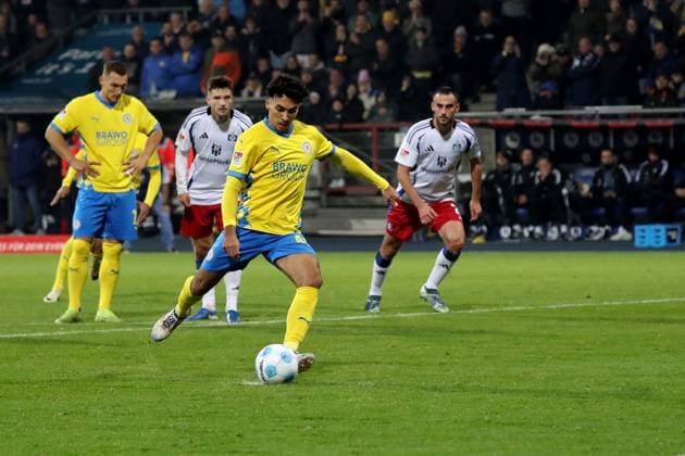 08.11.2024, xgox, Fussball 2.Bundesliga, Eintracht Braunschweig - Hamburger SV emspor, v.l. Johan Gomez (Eintracht Braunschweig) vergibt den Elfmeter gegen Daniel Heuer Fernandes (Hamburger SV) (DFL DFB REGULATIONS PROHIBIT ANY USE OF PHOTOGRAPHS as IMAGE SEQUENCES and or QUASI-VIDEO) Braunschweig