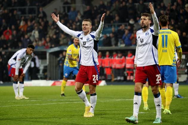 08.11.2024, xgox, Fussball 2.Bundesliga, Eintracht Braunschweig - Hamburger SV emspor, v.l. Miro Muheim (Hamburger SV) Jonas Meffert (Hamburger SV) gibt Anweisungen, gestikuliert, mit den Armen gestikulieren gives instructions, gesticulate (DFL DFB REGULATIONS PROHIBIT ANY USE OF PHOTOGRAPHS as IMAGE SEQUENCES and or QUASI-VIDEO) Braunschweig